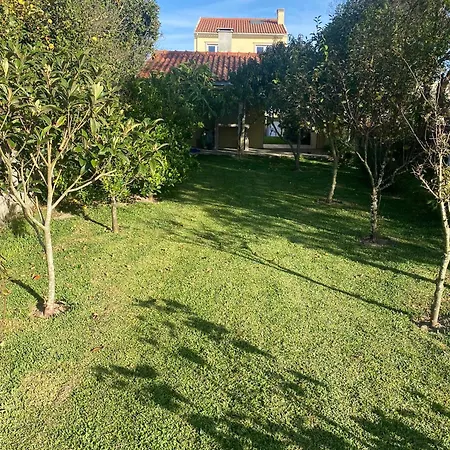 Semesterbostad Welcoming House With Terrace And Garden In Barra De Mira Areao