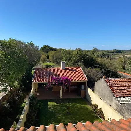 Semesterbostad Welcoming House With Terrace And Garden In Barra De Mira Areao