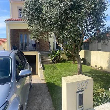 Welcoming House With Terrace And Garden In Barra De Mira Semesterbostad
