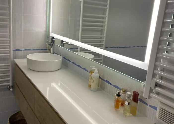 Welcoming House With Terrace And Garden In Barra De Mira *